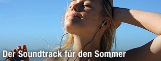 Frau in der Sonne mit Kopfhörern