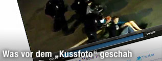 Screenshot von dem Video, in dem das Pärchen von der Polizei überrannt und geschlagen wird