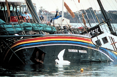 © AP/Greenpeace/Miller Die zerstörte Rainbow Warrior 1985 mit Schieflage im Hafen von Auckland