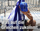Mann sitz am Straßenrand