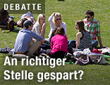 Jugendliche sitzen in Wiese