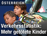 Schulkinder blicken zwischen parkenden Autos auf die Straße