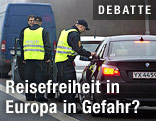 Zollbeamte kontrollieren ein Fahrzeug