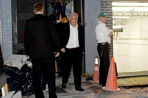 © Reuters/Allison Joyce Dominique Strauss-Kahn verlässt das Restaurant Scalinatella über die Küchen