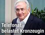 Dominique Strauss-Kahn vor seinem Haus in New York