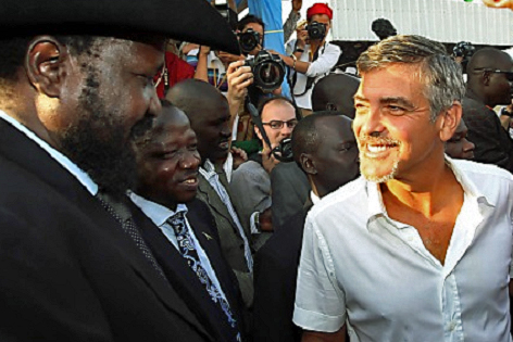 © APA/EPA/Mohamad Messara George Clooney während des Referendums im Südsudan mit dem südsudanesischen Präsidenten President Salva Kiir Mayardit.