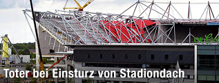 Eingestürztes Tribünendach im Stadion von Enschede