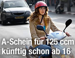 Mopedfahrerin auf der Straße