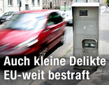 Schnelles Auto fährt an einem Radarkasten vorbei