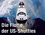 Spaceshuttle von oben mit Blick auf die Erde