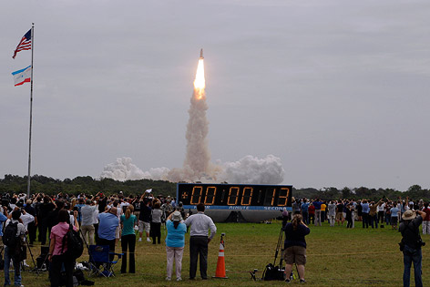© AP/Morry Gash Zuschauer verfolgen den Start des Shuttles