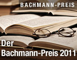 Brille liegt auf einem aufgeschlagenen Buch
