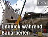 Eingestürztes Tribünendach im Stadion von Enschede