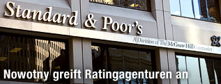 Schriftzug "Standard & Poor's" am Gebäude der Hauptzentrale in New York
