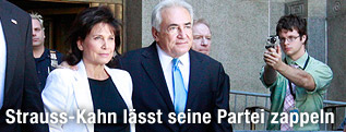 Strauss-Kahn und seine Frau verlassen das Gericht