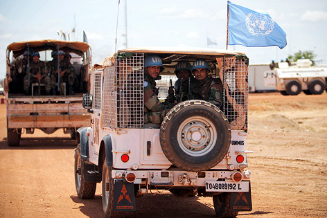 © APA/EPA/Stuart Price UNO-Truppen in einem Jeep