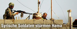 Scharfschützen auf einem Hausdach