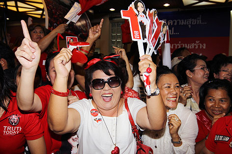 © APA/EPA/Barbara Walton Anhänger der Pheu Thai Partei jubeln