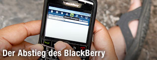 Frau tippt auf Blackberry-Smartphone