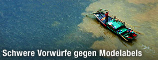 Fischer auf dem verschmutzen Jangtse-Fluss