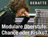 Schülerin vor Heftstapel