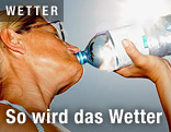 Frau trinkt aus Wasserflasche