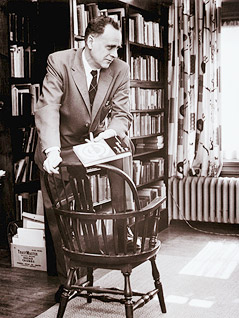 © Corbis/Bettmann Marshall Mc Luhan hält ein Buch in der Hand