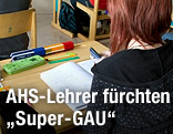 Schülerin schreibt in Heft