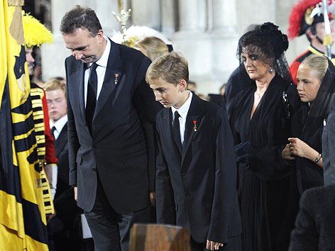 © APA/Helmut Fohringer Karl Habsburg steht mit seiner Familie vor dem Sarg seines Vaters