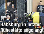 Der Sarg von Otto Habsburg wird in die Kapuzinergruft getragen