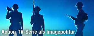 Soldaten in blauem Gegenlicht
