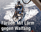 Schiff der Sea-Shepherd-Flotte mit aufgemaltem Piratentotenkopf