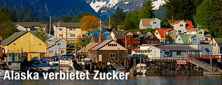 Das Dorf Sitka in Alaska mit schneebedeckten Bergen im Hintergrund