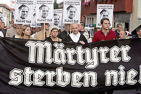 © APA/EPA/Marcus Führer Rechtsextreme Demonstration zum siebten Todestag von Rudolf Heß in Wunsiedel