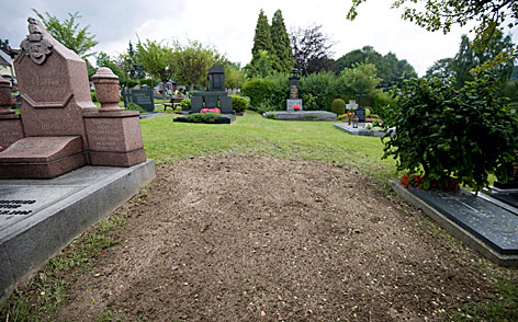 © dapd/Lennart Preiss Entferntes Grabmahl von Rudolf Heß