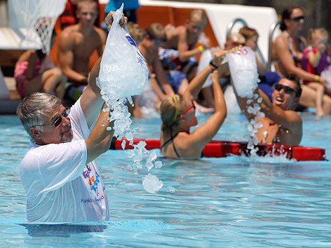 © AP/Darron Cummings Bademeister leeren Eiswürfel in den Swimmingpool