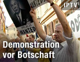 Demonstration vor österreichischer Botschaft