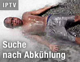 Bub holt sich von einem Hydranten Abk&uuml;hlung