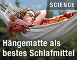 Frau in der Hängematte