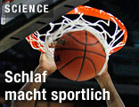 Basketball wird durch den Korb geworfen