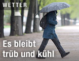 Mann mit Regenschirm