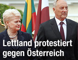 Die litauische Präsidentin Dalia Grybauskaite schreitet neben dem lettischen Präsidenten Andris Berziòs bei einer Militärparade