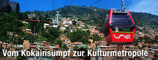 Blick aus einer Seilbahngondel auf die Stadt Medellin in Kolumbien