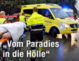 Sanitäter versorgen Opfer nach dem Anschlag auf das Jugendcamp auf der norwegischen Insel Utoya