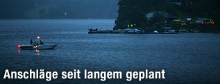 Rettungsbot fährt auf Insel zu