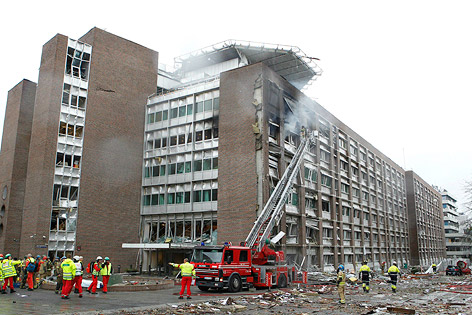 © APA/EPA/Berit Roald Feuerwehr steht vor dem beschädigten Gebäude in Oslo