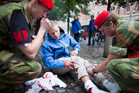 © APA/Scanpix Norway Soldaten verarzten Verletzte