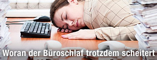 Auf Schreibtisch schlafende Frau