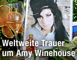 Blumen liegen vor einem Bild der toten S&auml;ngerin Amy Winehouse