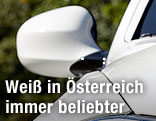 Seitenspiegel eines weißen Autos
